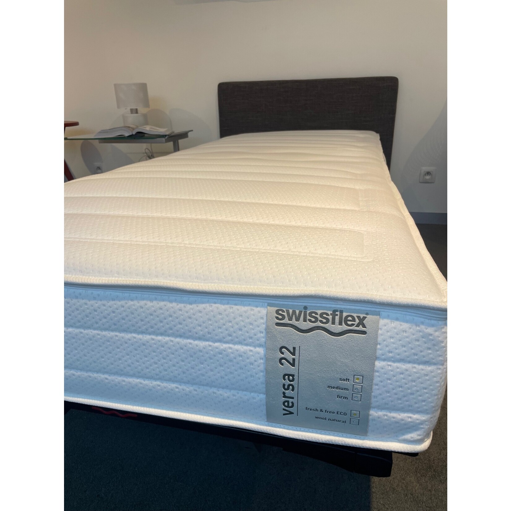 Swissflex Swissflex Uni22 op poten met geltex 22 soft matras en hoofdbord90cm x 200cm