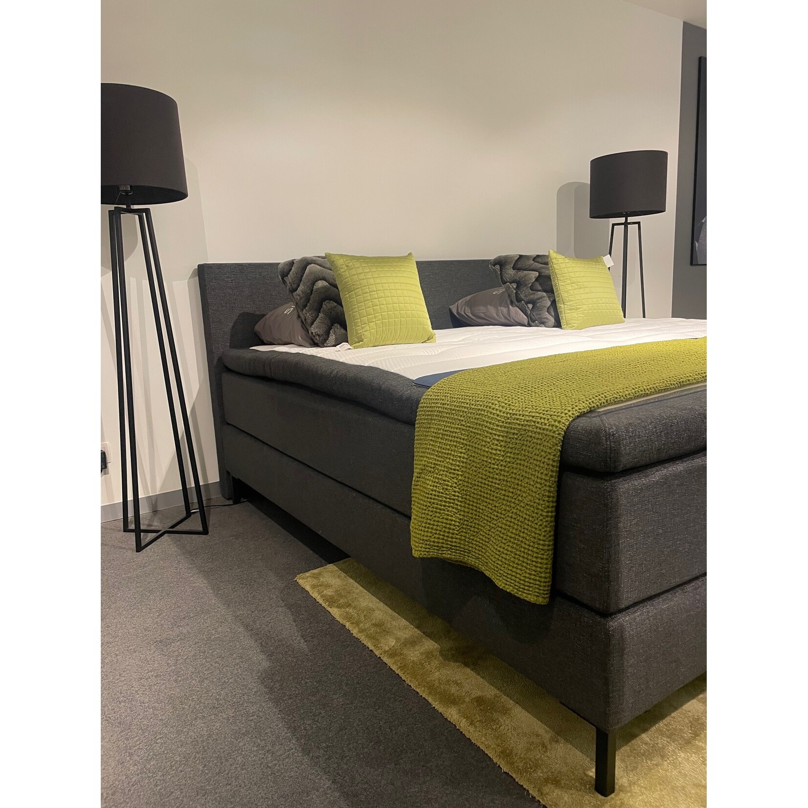 EQUilli EQUilli Royal Boxspring incl. hoofdbord en matrassen 200cm x 200cm