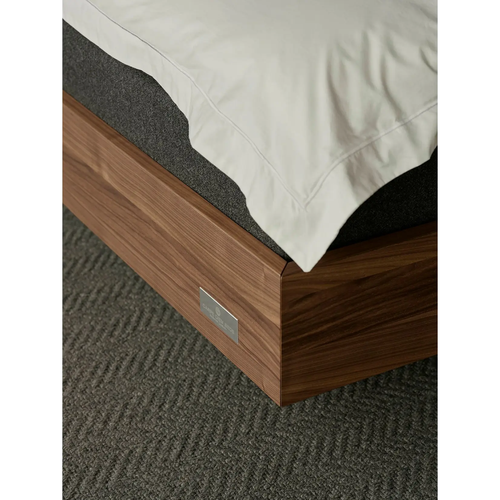 Carpe Diem Carpe Diem bedkader Hällsö Walnut met matras Stora Harpö