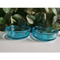 Set van 2 blauwe glazen asbakken