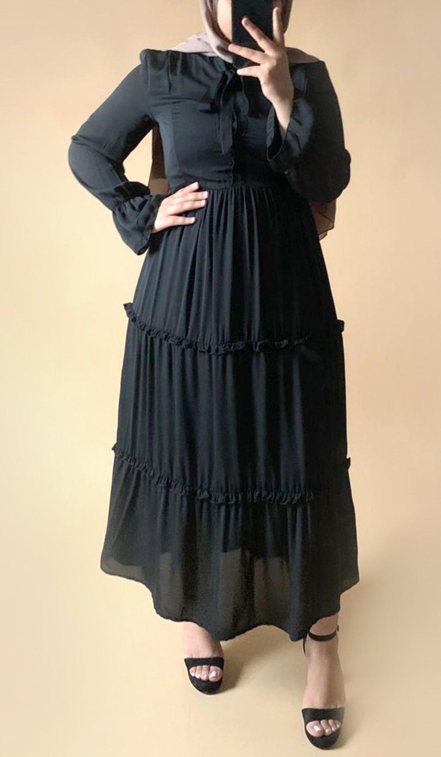 Tante Rouwen plak Ruffle jurk zwart - alysa-mode.nl