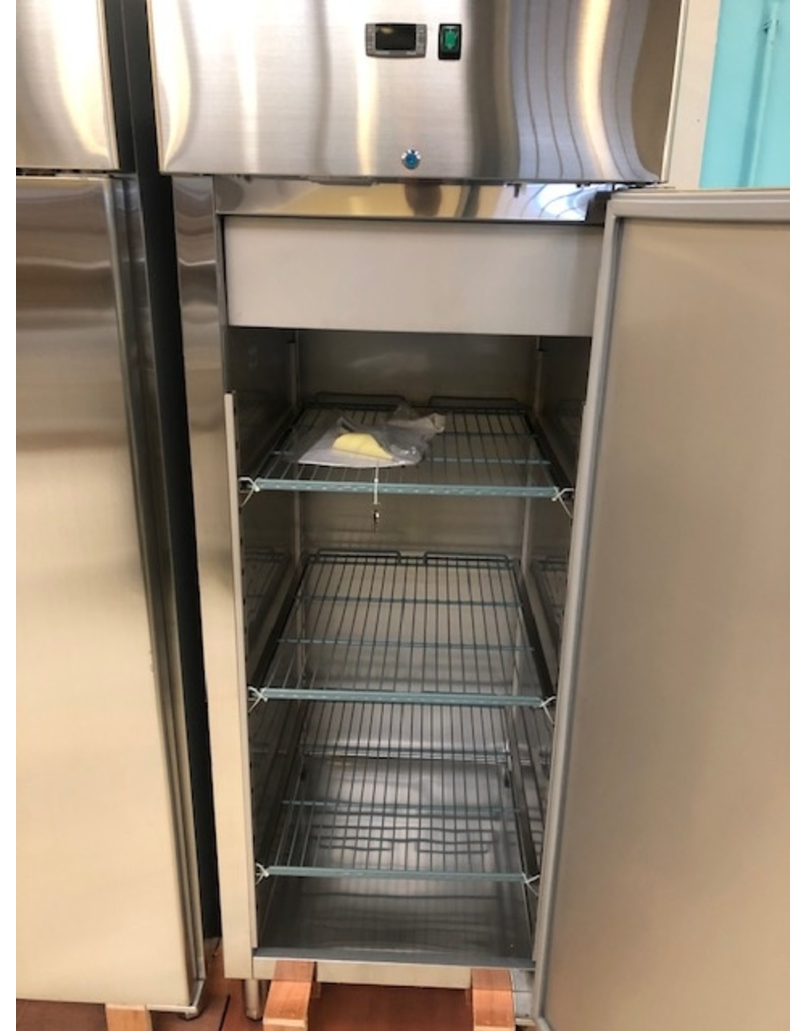 Q-Gastro Q- Gastro Solide RVS enkel deurs vrieskast op poten(Nieuw!!)