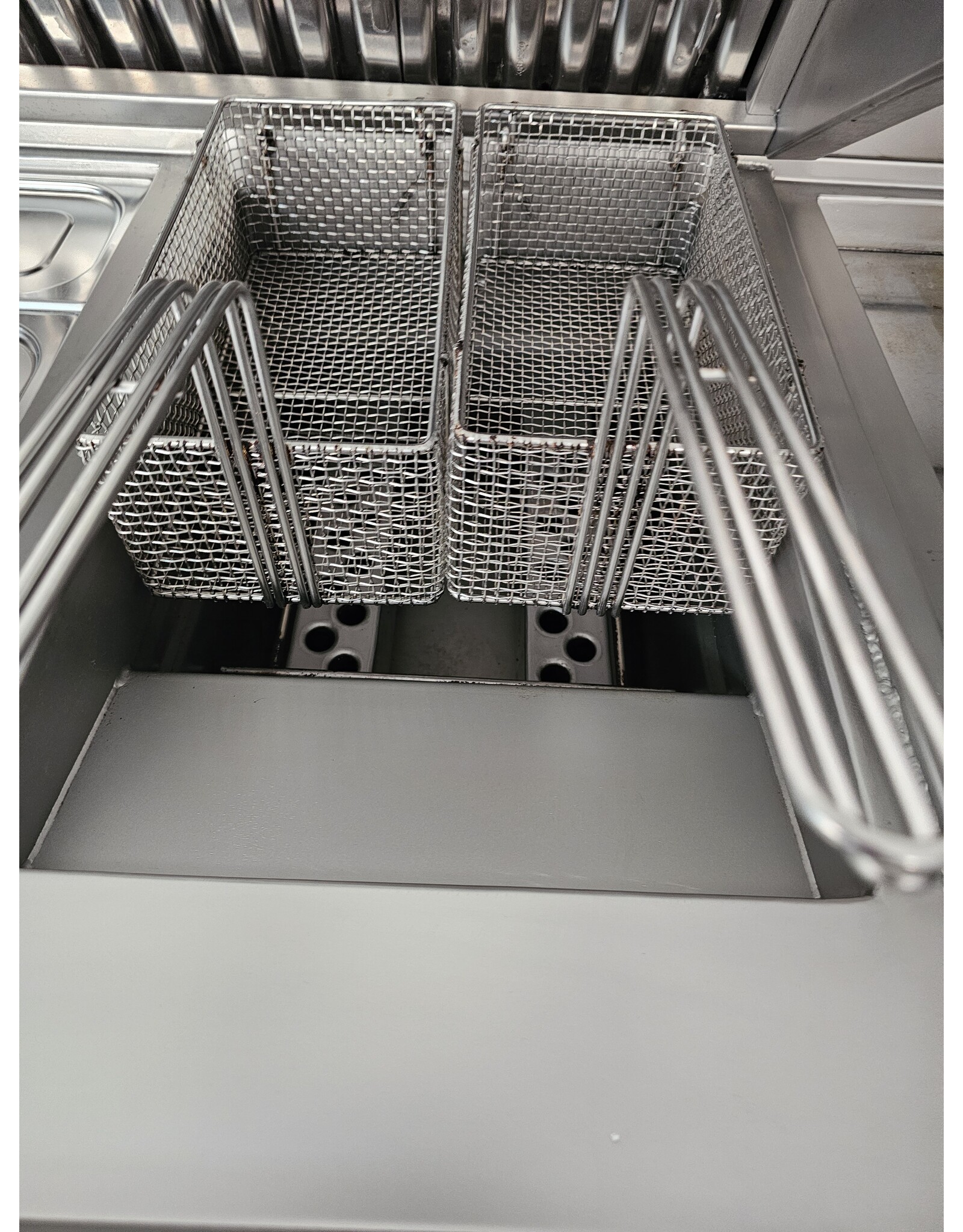 Gereviseerde Kiremko 3 pan HR bakwand friteuse bakplaat vetpomp/filter