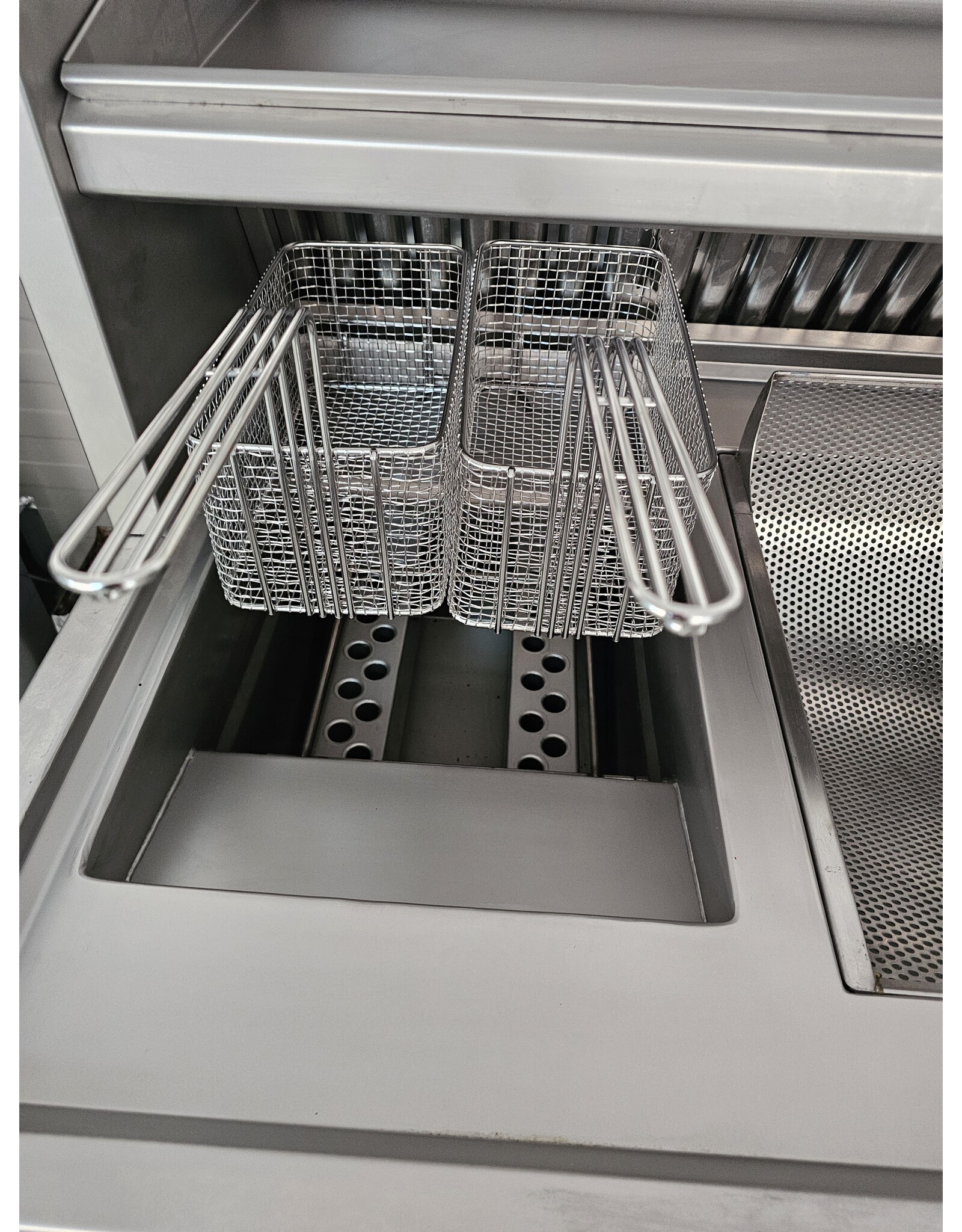 Gereviseerde Kiremko 3 pan HR bakwand friteuse bakplaat vetpomp/filter