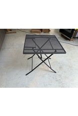 Terrassentisch aus Metallgeflecht