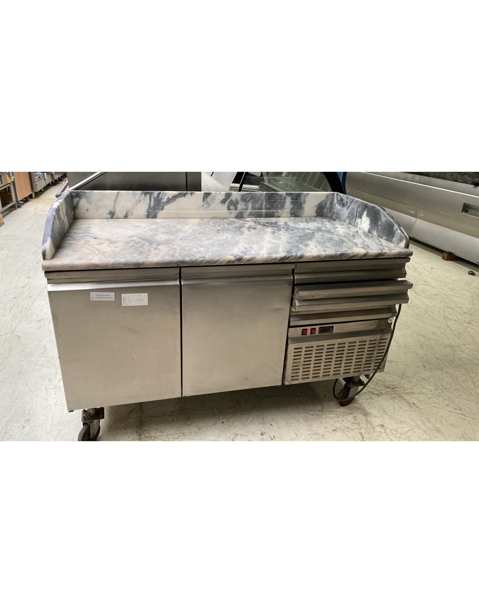 pizzawerkbank met marmeren werkblad