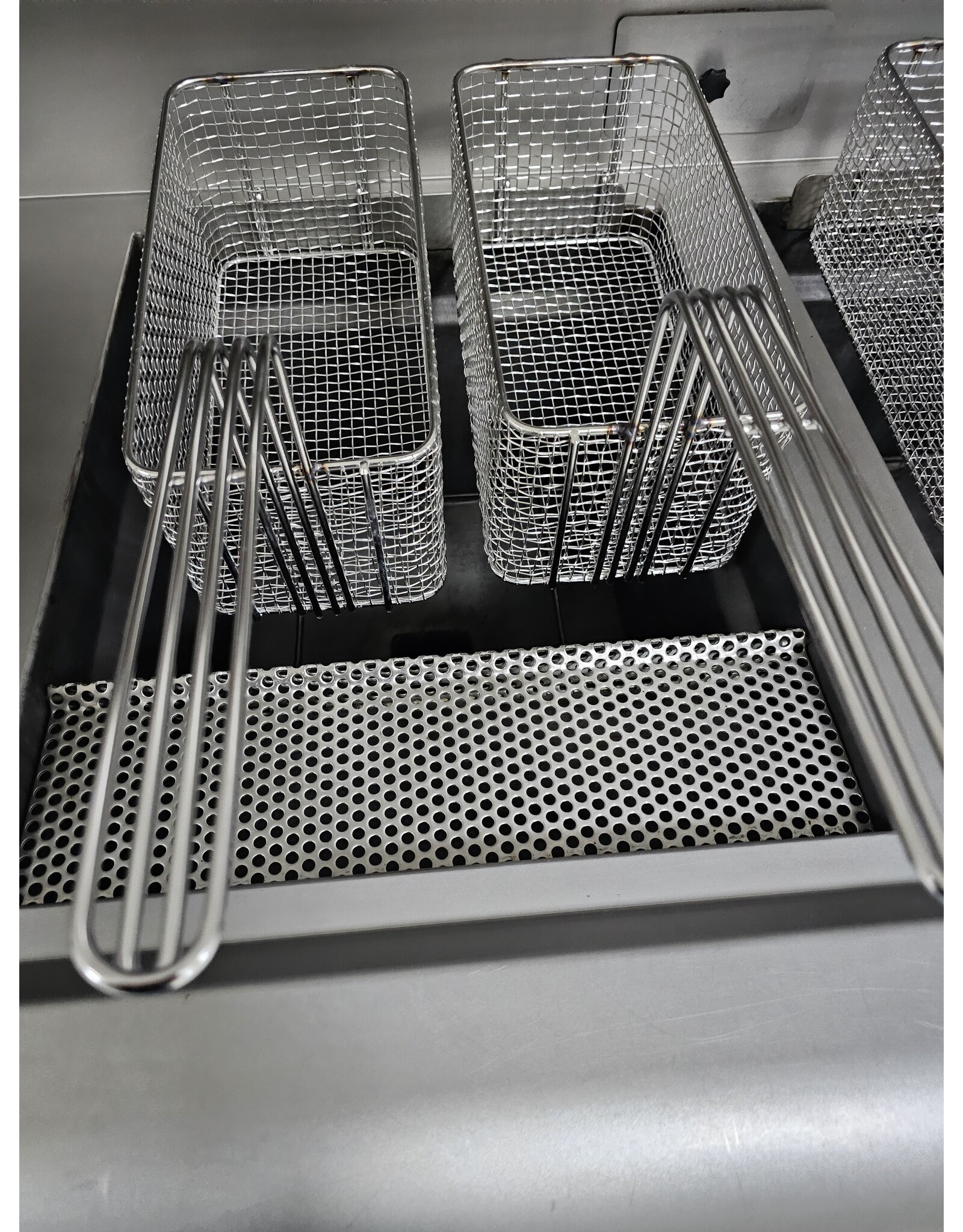 Gereviseerde Perfecta bakwand friteuse VR 3x 2 mand ABM+Bkpl+Vetpomp 129kW