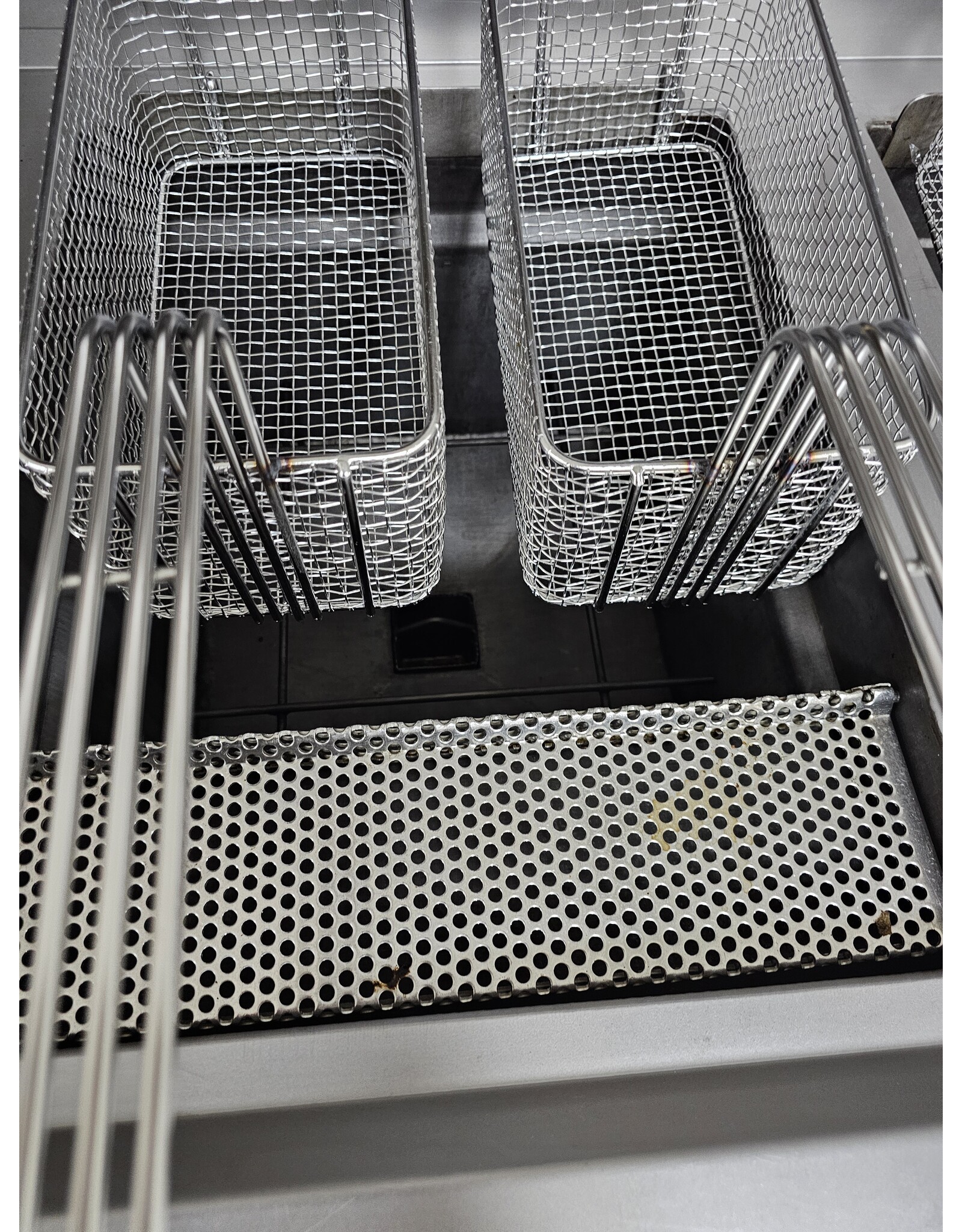 Gereviseerde Perfecta bakwand friteuse VR 3x 2 mand ABM+Bkpl+Vetpomp 129kW