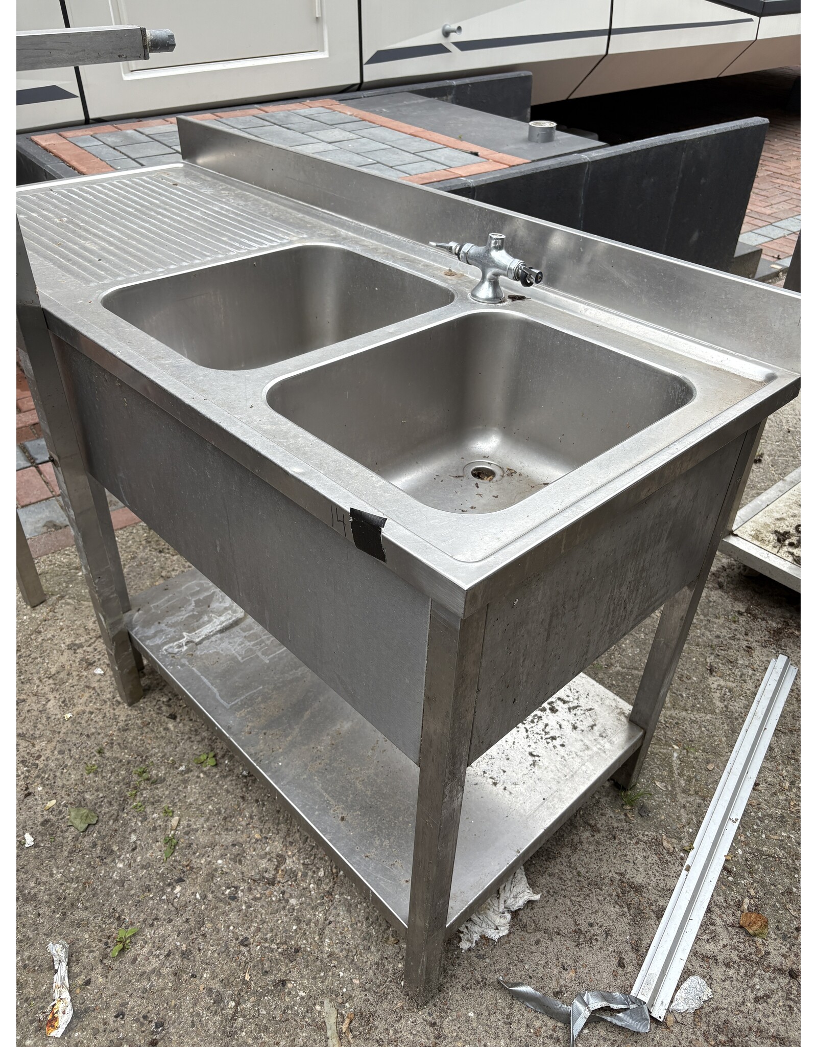 RVS Spoeltafel Dubbele Wasbak 160 x 70 x 99cm (B x D x H) Wordt schoongemaakt bij levering