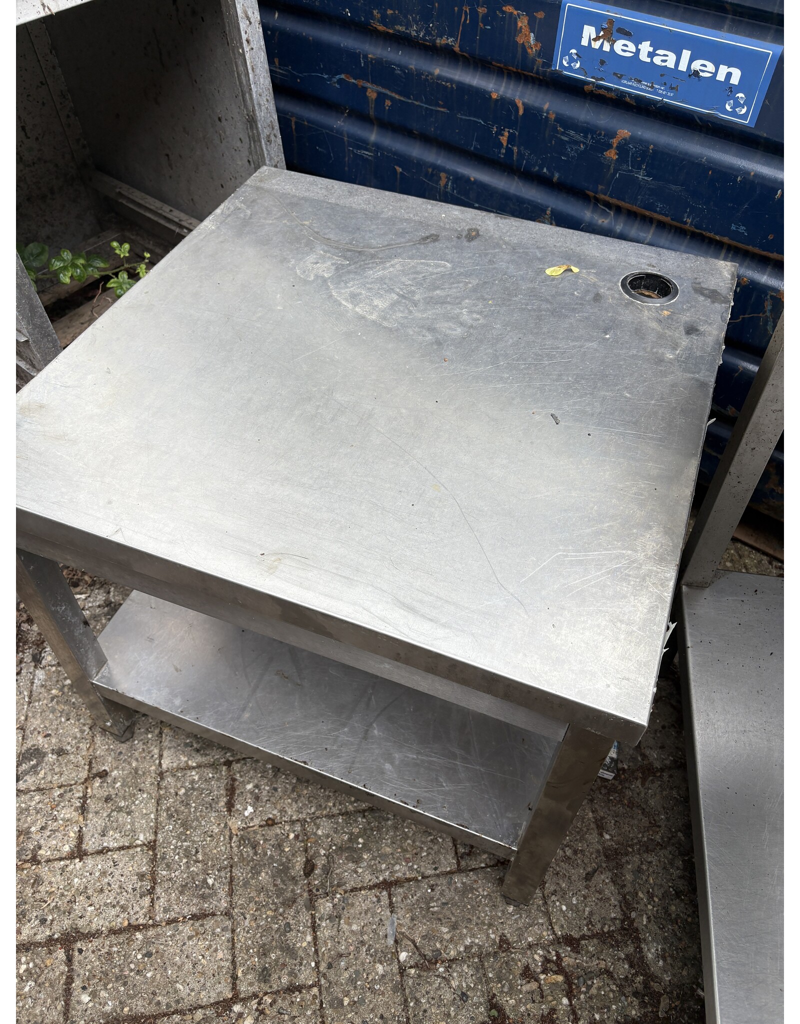 ARBEITSTISCH AUS EDELSTAHL MIT KABELLÖFFNUNG 70 x 70 x 61 cm (B x T x H)
