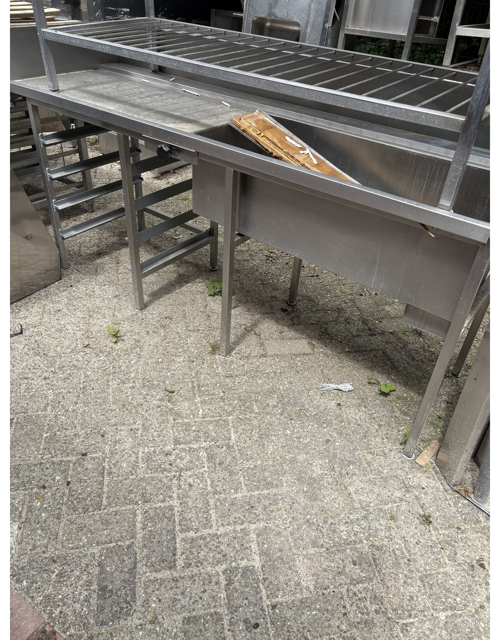 RVS Wastafel 214 x 70 x 112cm (B x D x H) Wordt schoongemaakt bij levering