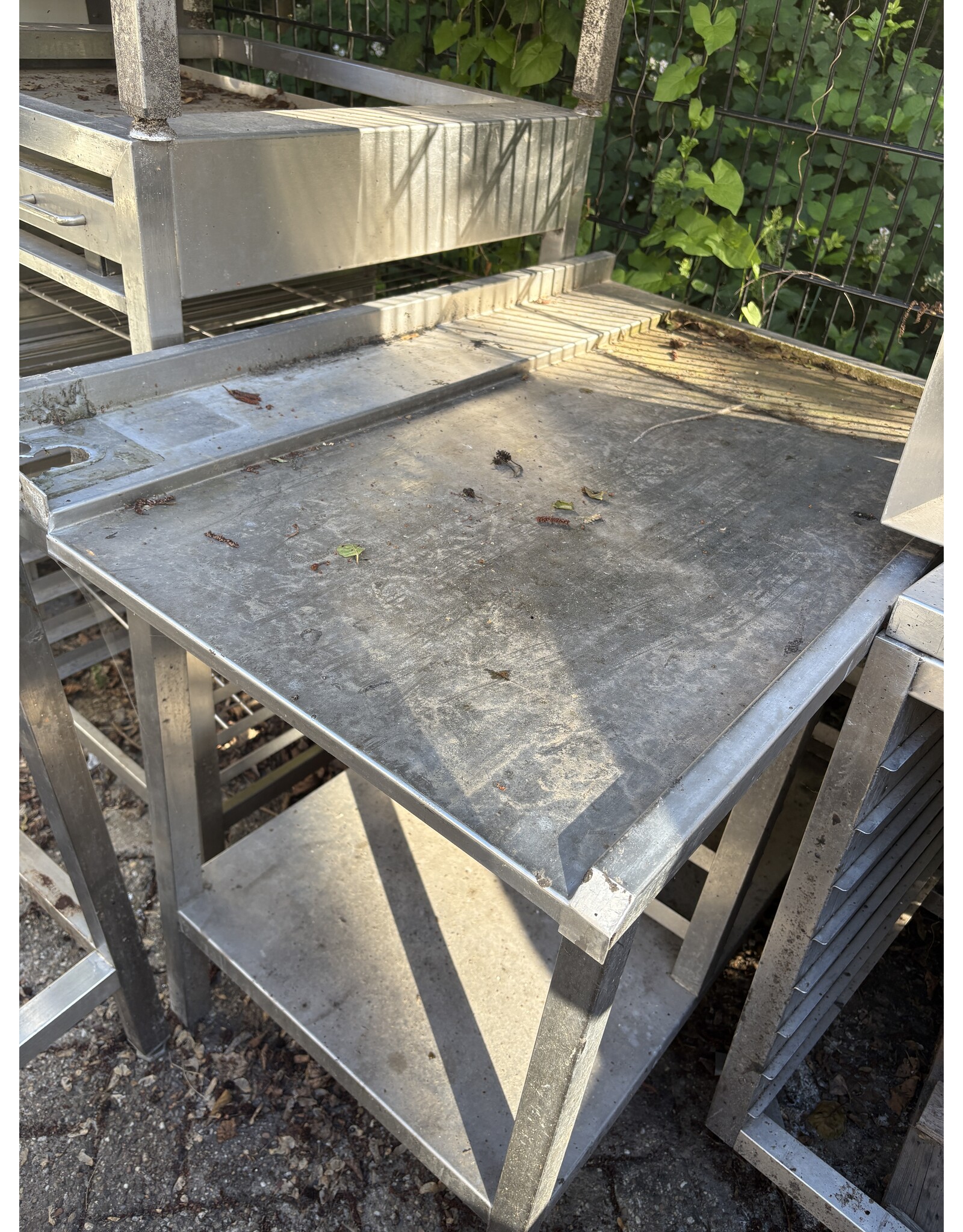 Arbeitstisch aus Edelstahl 106 x 72 x 85 cm (B x T x H) Bei Lieferung gereinigt