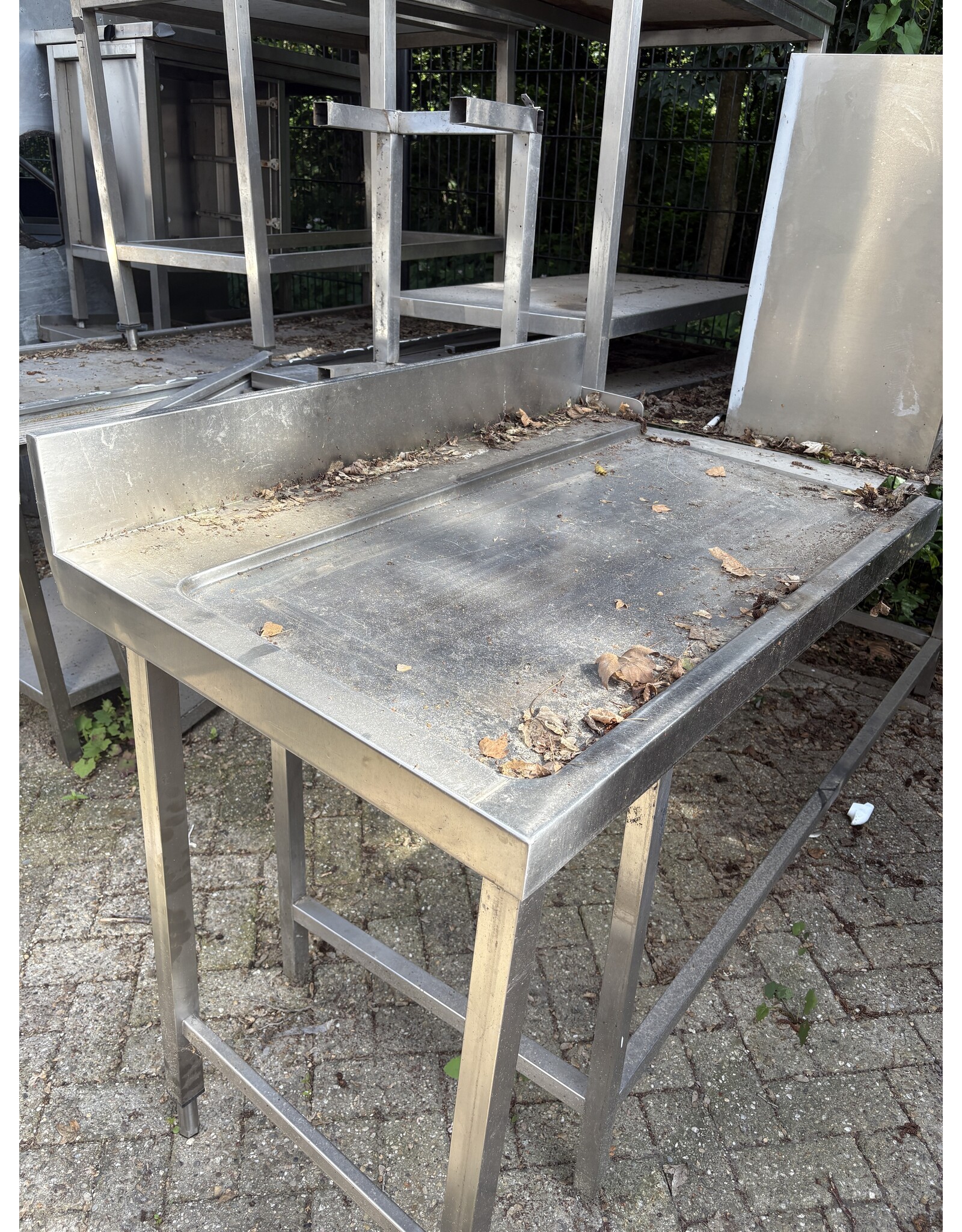 Futtertisch aus Edelstahl, 109 x 72 x 106 cm (B x T x H)cm, gereinigt bei Lieferung