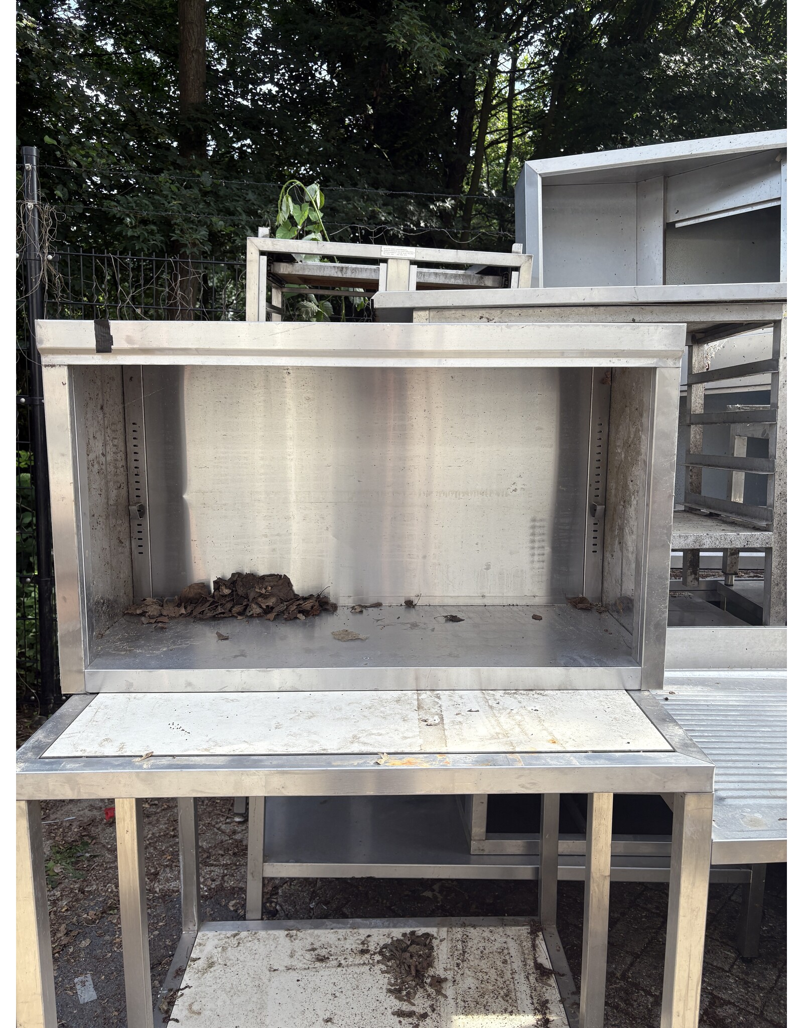 Offener Edelstahlschrank, 100 x 40 x 59 cm (B x T x H), vor Auslieferung gereinigt