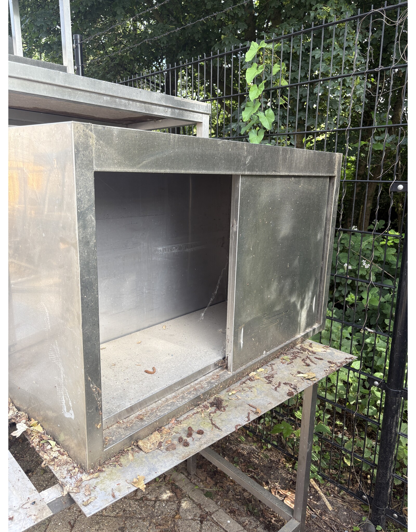 Edelstahlschrank mit Schiebetüren, 111 x 40 x 69 cm (B x T x H), vor Auslieferung gereinigt