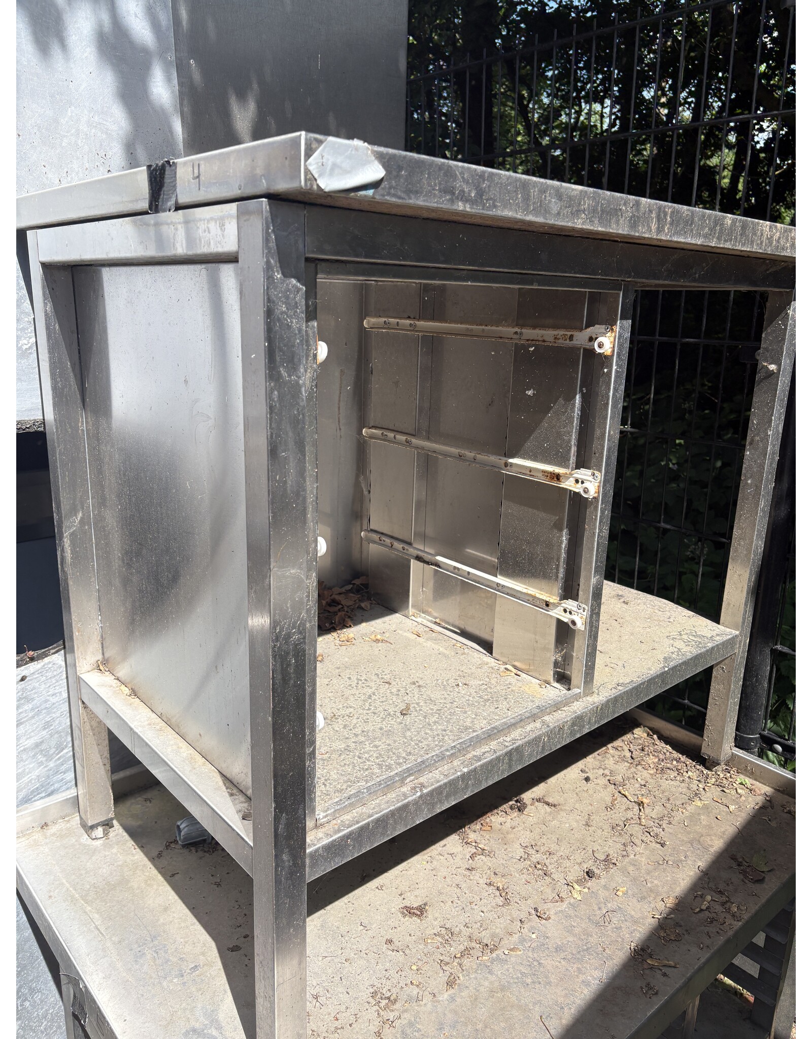 RVS WERKBANK MET LADEBLOK (GEEN LADEN AANWEZIG) 100 X 70 X 95cm (B x D x H) Wordt schoongemaakt voor levering