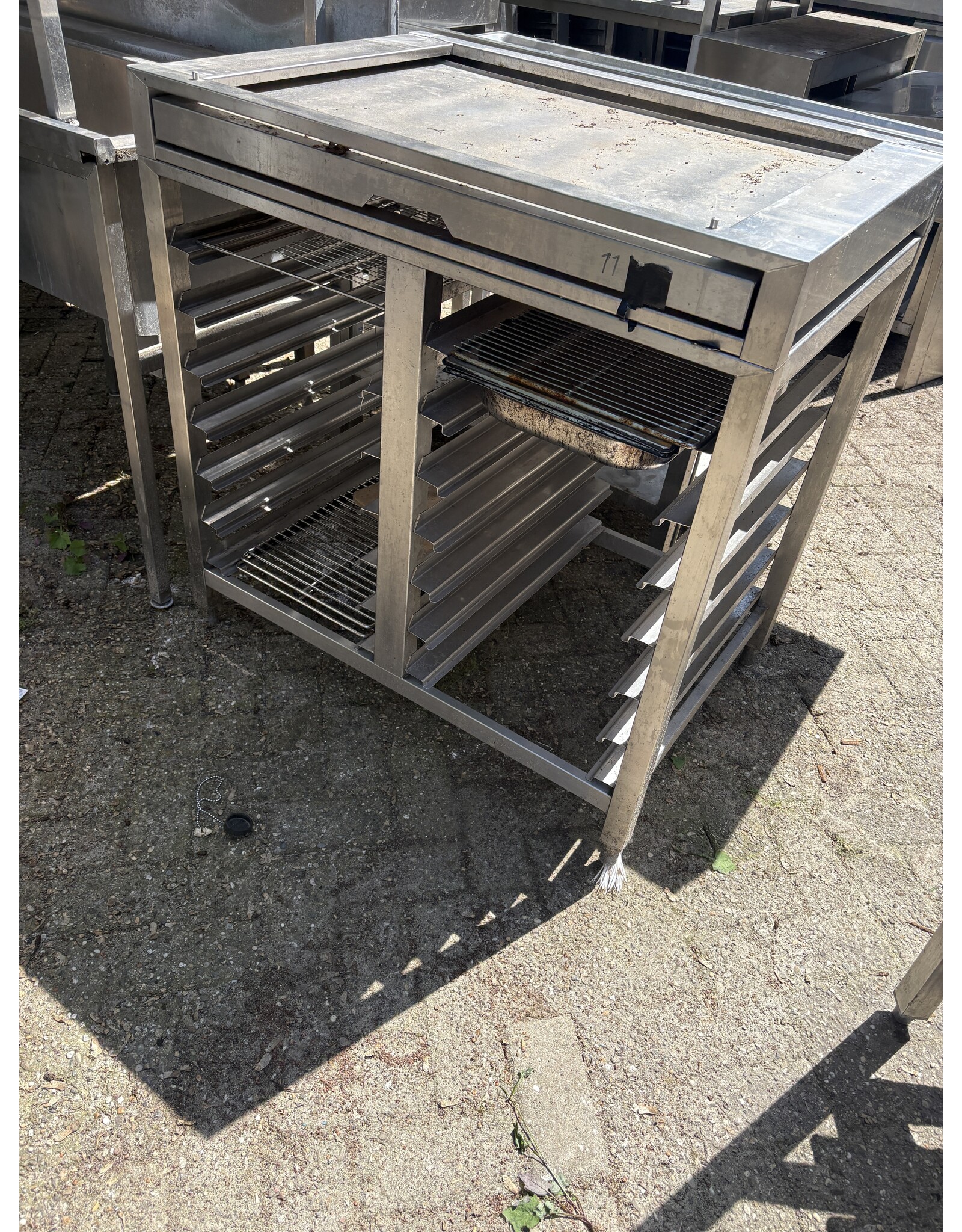 RVS onderstel met regaal 76 x 67 x 100cm (B x D x H) Wordt schoongemaakt voor levering