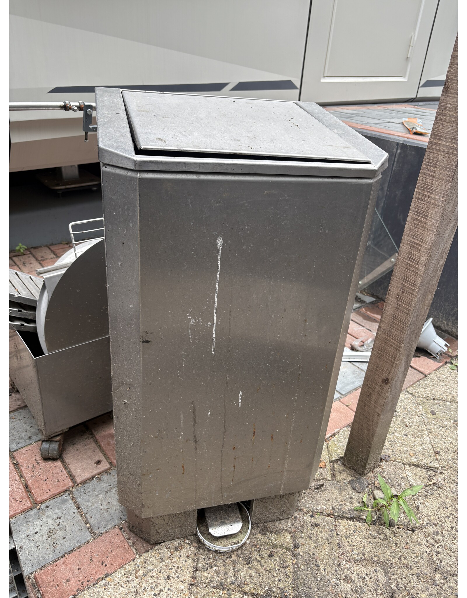RVS Afvalbak 45x41x90cm (B x D x H) Wordt Schoongemaakt Voor Levering