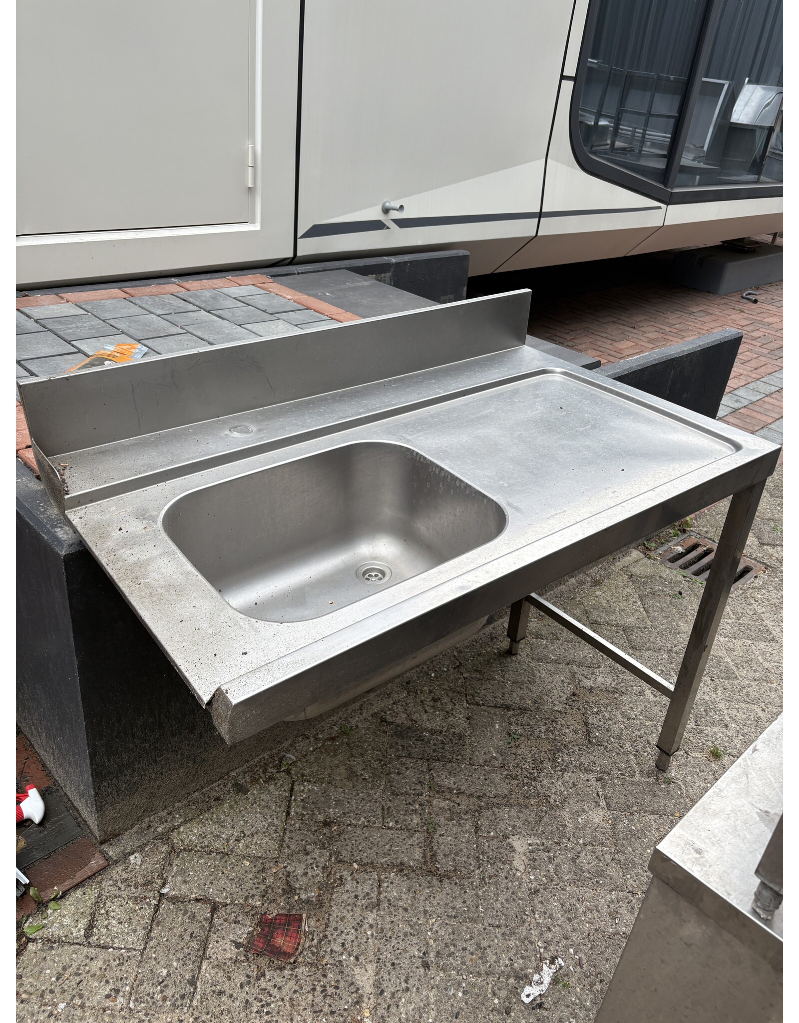 RVS Aanvoertafel 120x72x90cm (B x D x H) Wordt Schoongemaakt Voor Levering