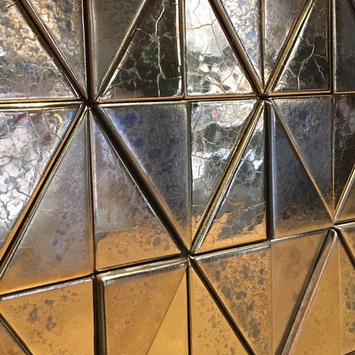 Frisian Tiles ontwikkelt voor de particuliere en zakelijke markt (architecten, ontwerp- en interieurbedrijven) moderne tegels met speciale kleurrecepten, glazuren, decoratietechnieken en tegelvormen.