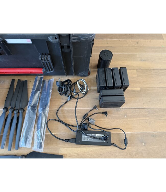 DJI Inspire 2 x7 zenmuse- dual contr.-8 accu's-nieuw staat-peli case