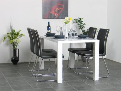 Eethoek kantineset Miami wit hoogglans met 4 zwarte comfort stoelen