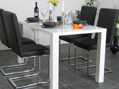 Kantoorset witte tafel met 4 zwarte stoelen