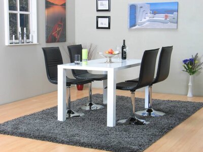 Eethoek Dover witte tafel met 4 zwarte draaistoelen