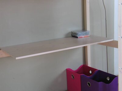 Bureaublad klein bij kledingkast en hoogslaper Thuka