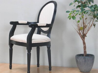 Stoel met armleuning antiek zwart met zandkleurige bekleding Rococo