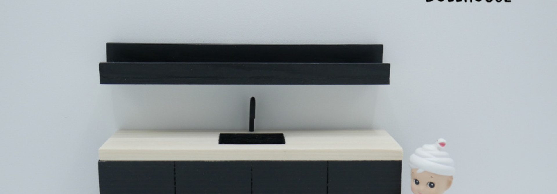 Zwarte keuken met houten werkblad