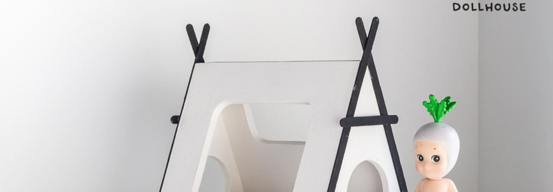 Tipi bed zwarte details