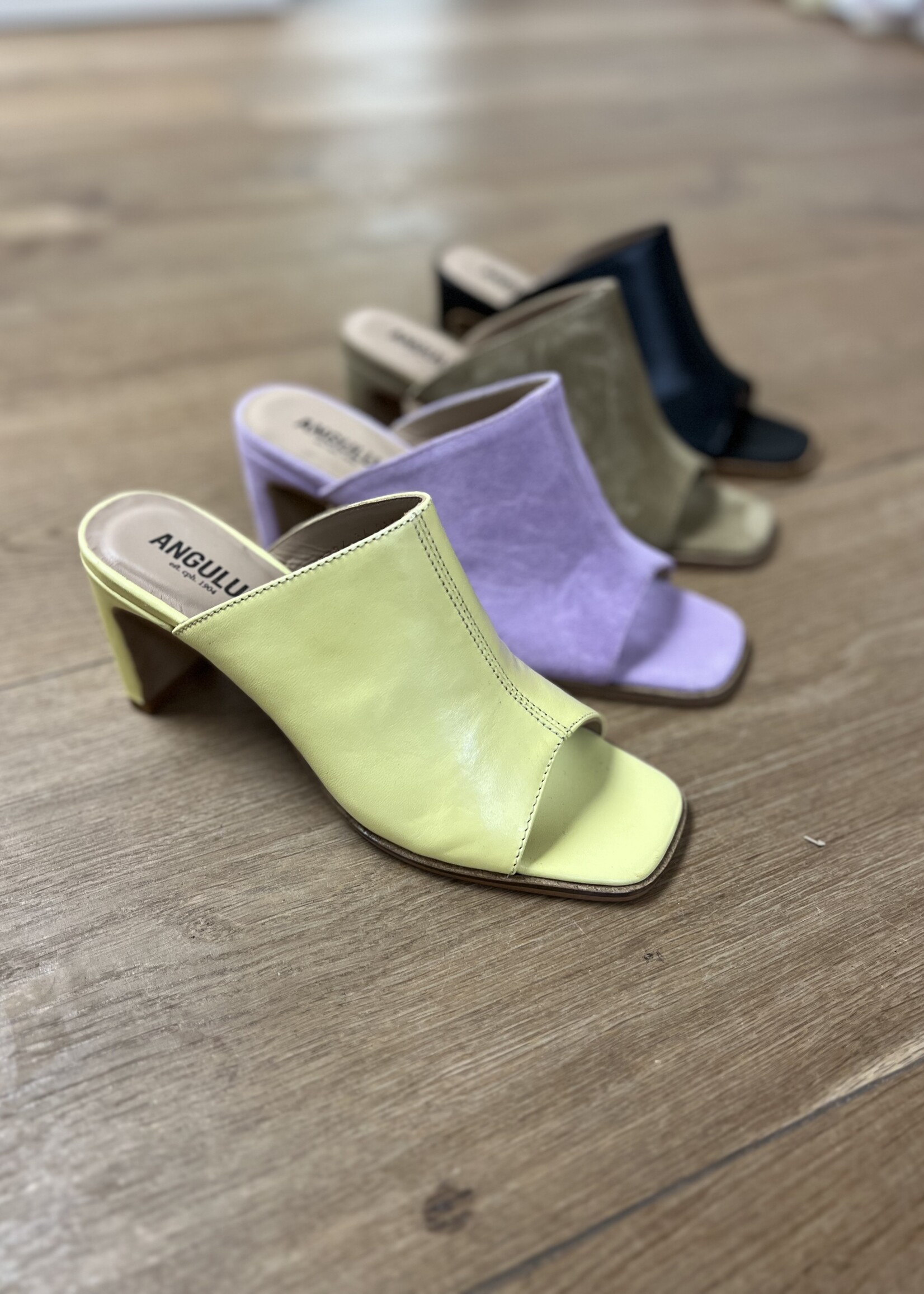 Angulus 5724-101 sandal with heel light yellow