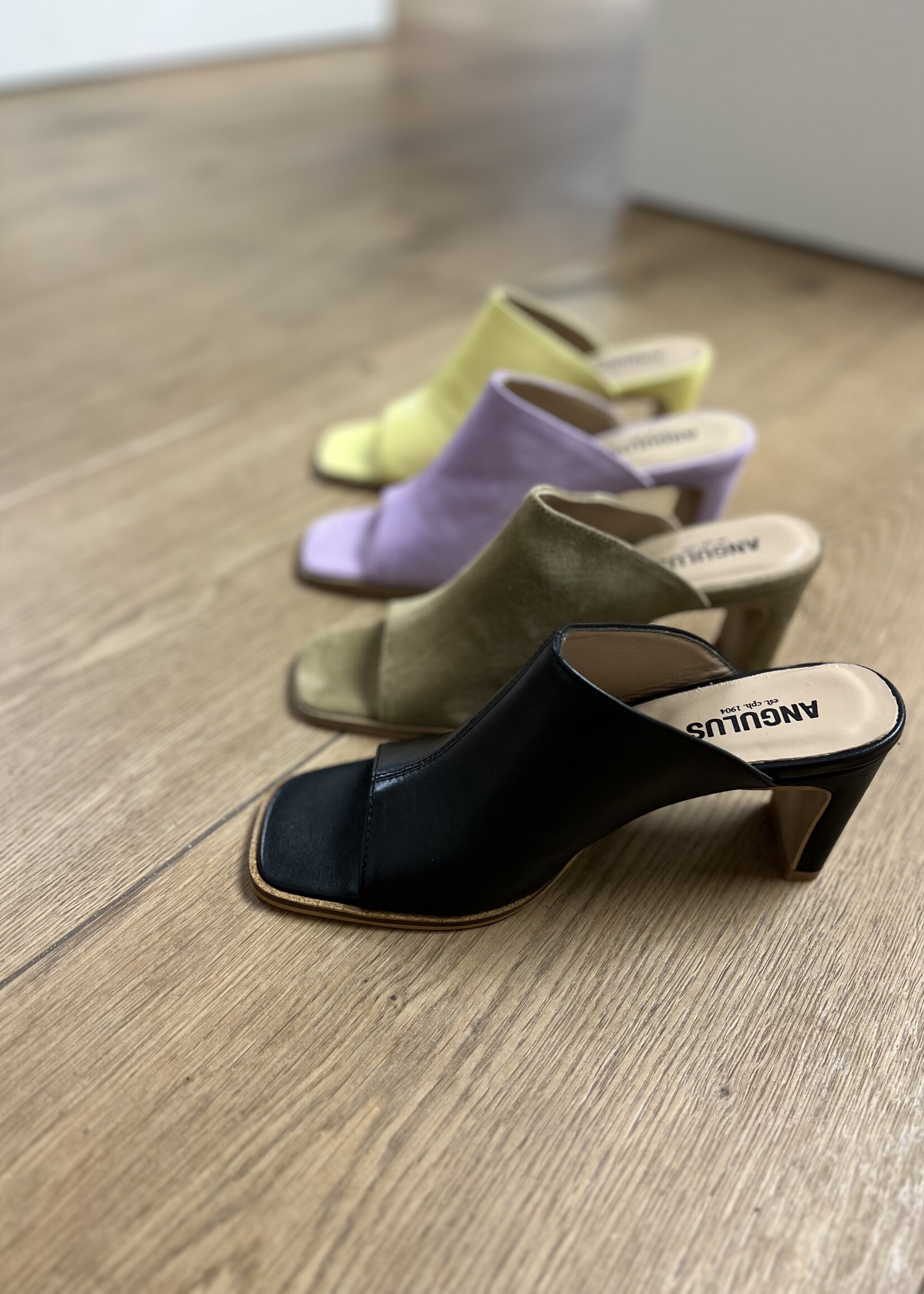 Angulus 5724-101 sandal with heel black