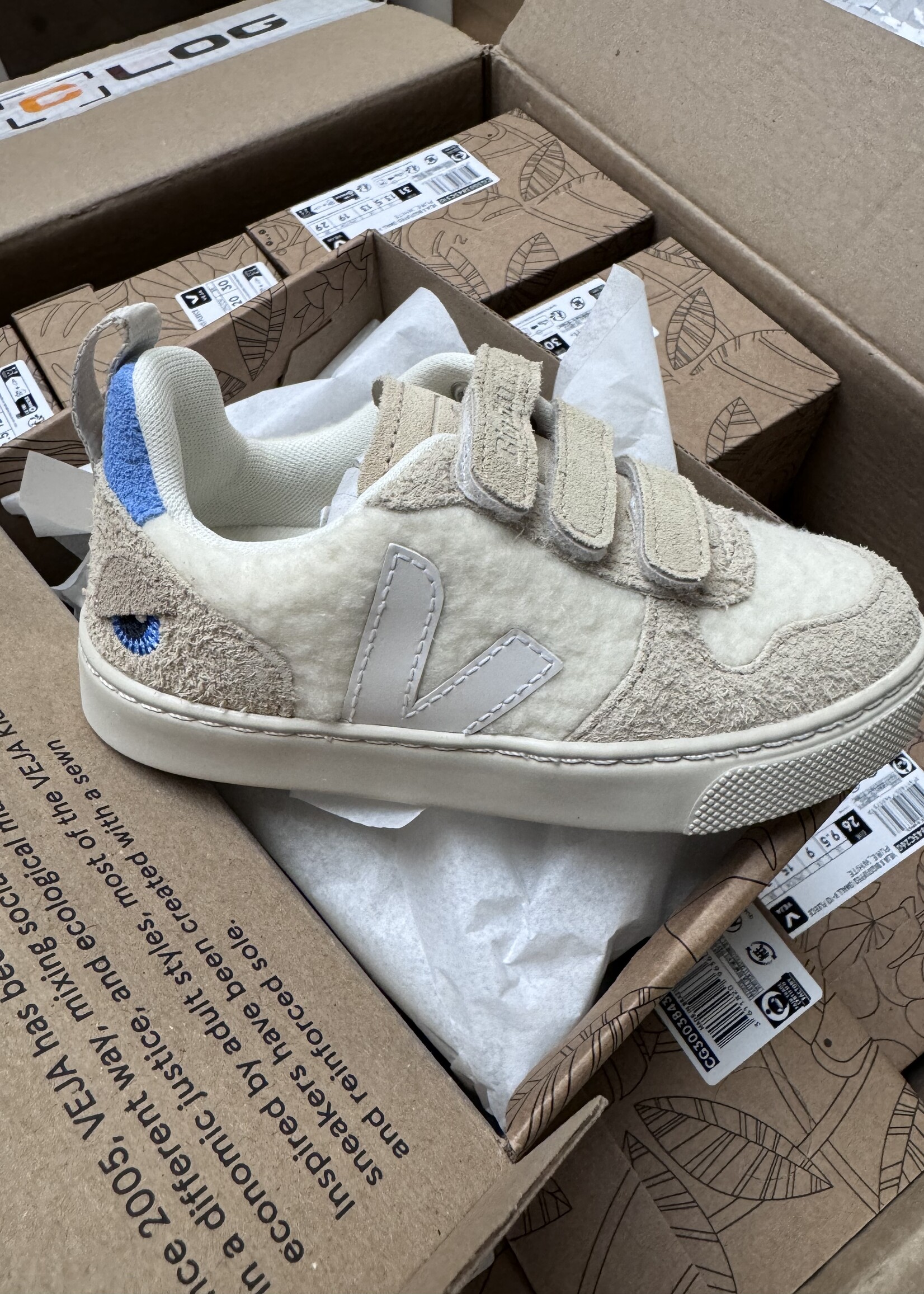 VEJA small V-10 fl bigstuffed pure white