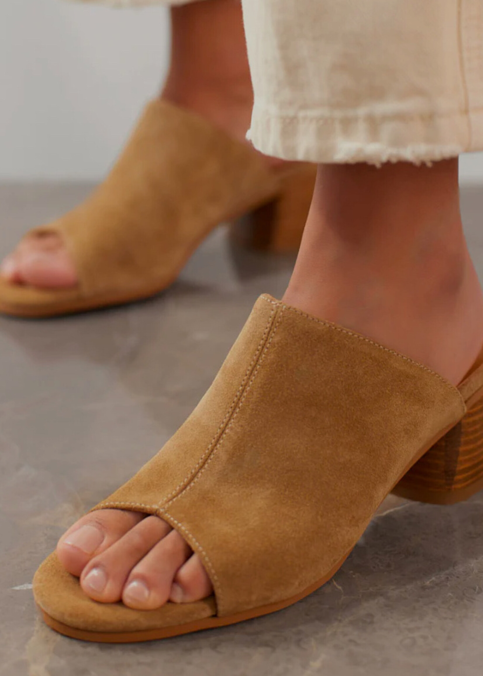 Angulus 5826-101 mule with wooden heel  sand