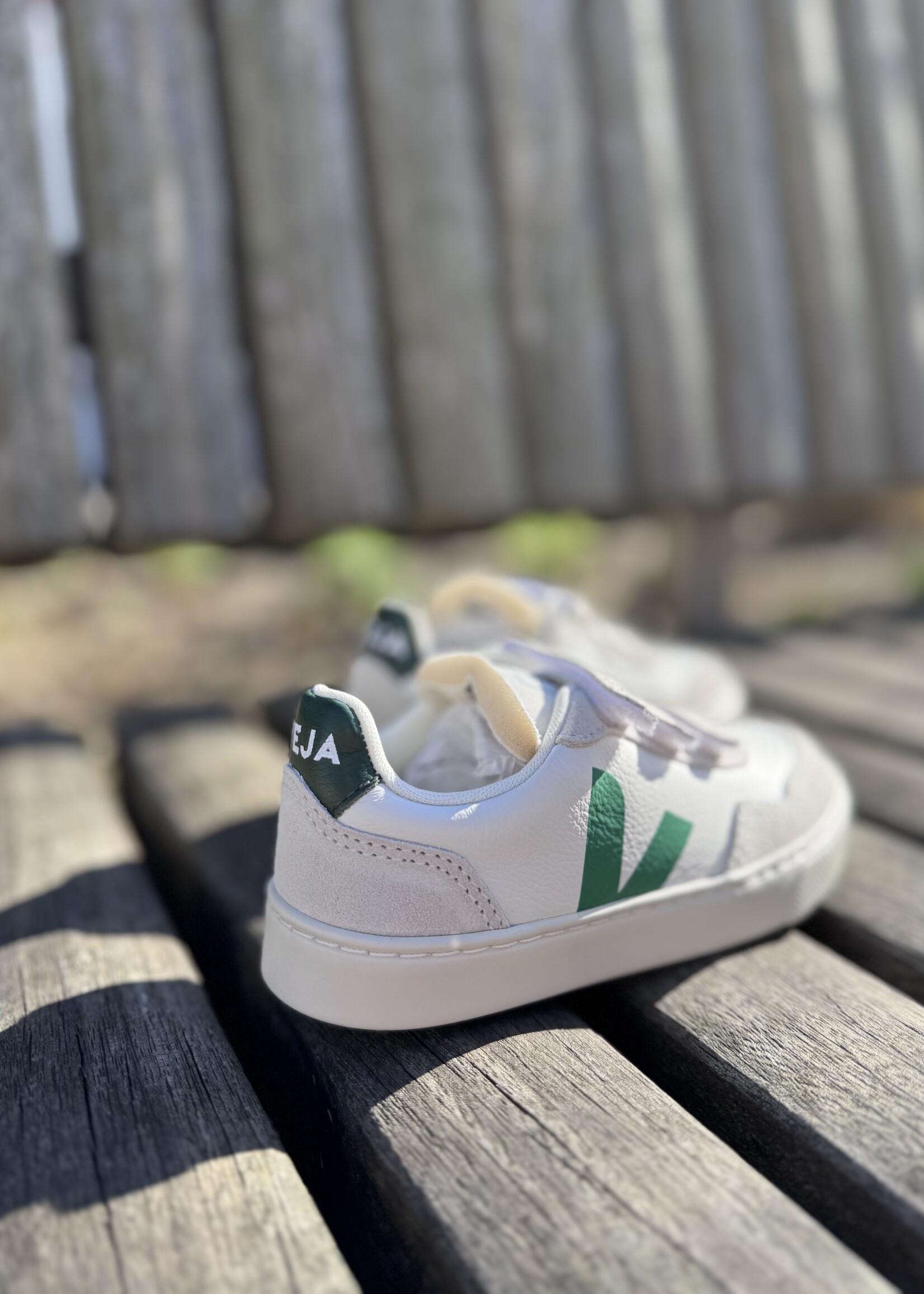 VEJA small V-90 extra white emeraude