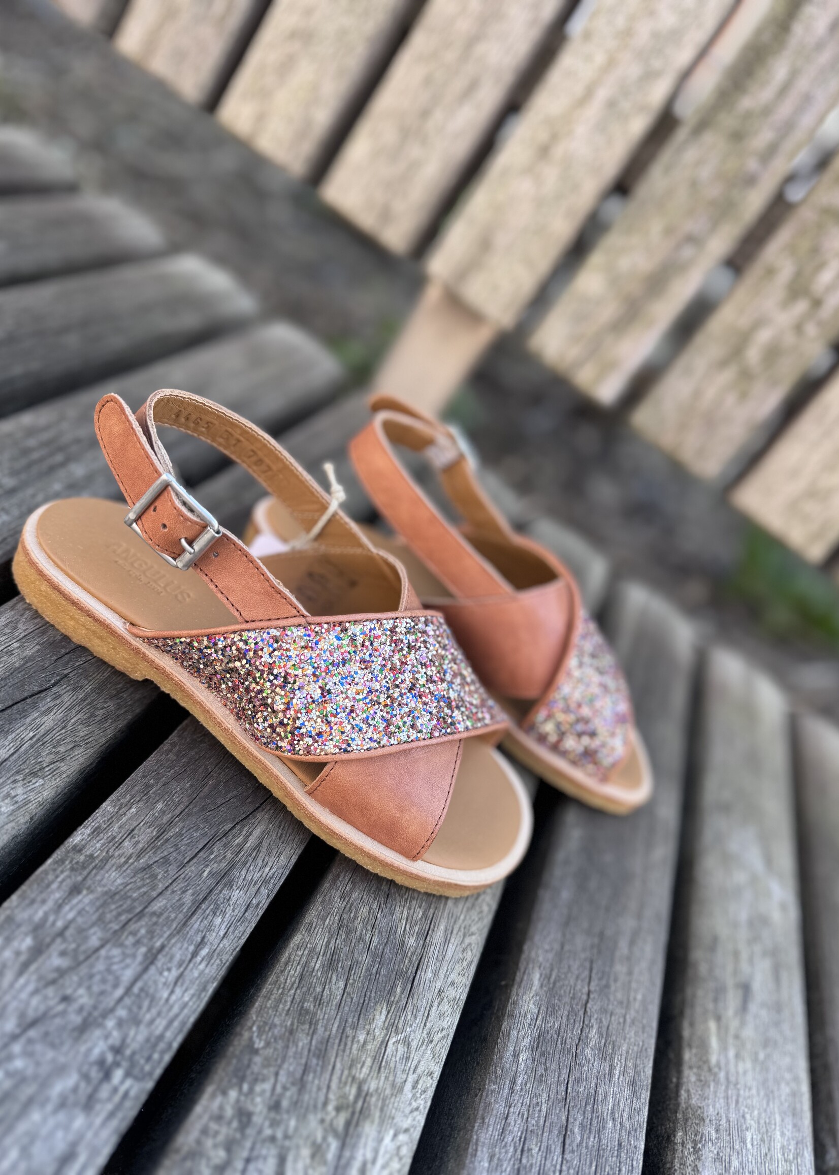 Angulus 4465-101 cross sandal sparkling glitter tan/multi glitter