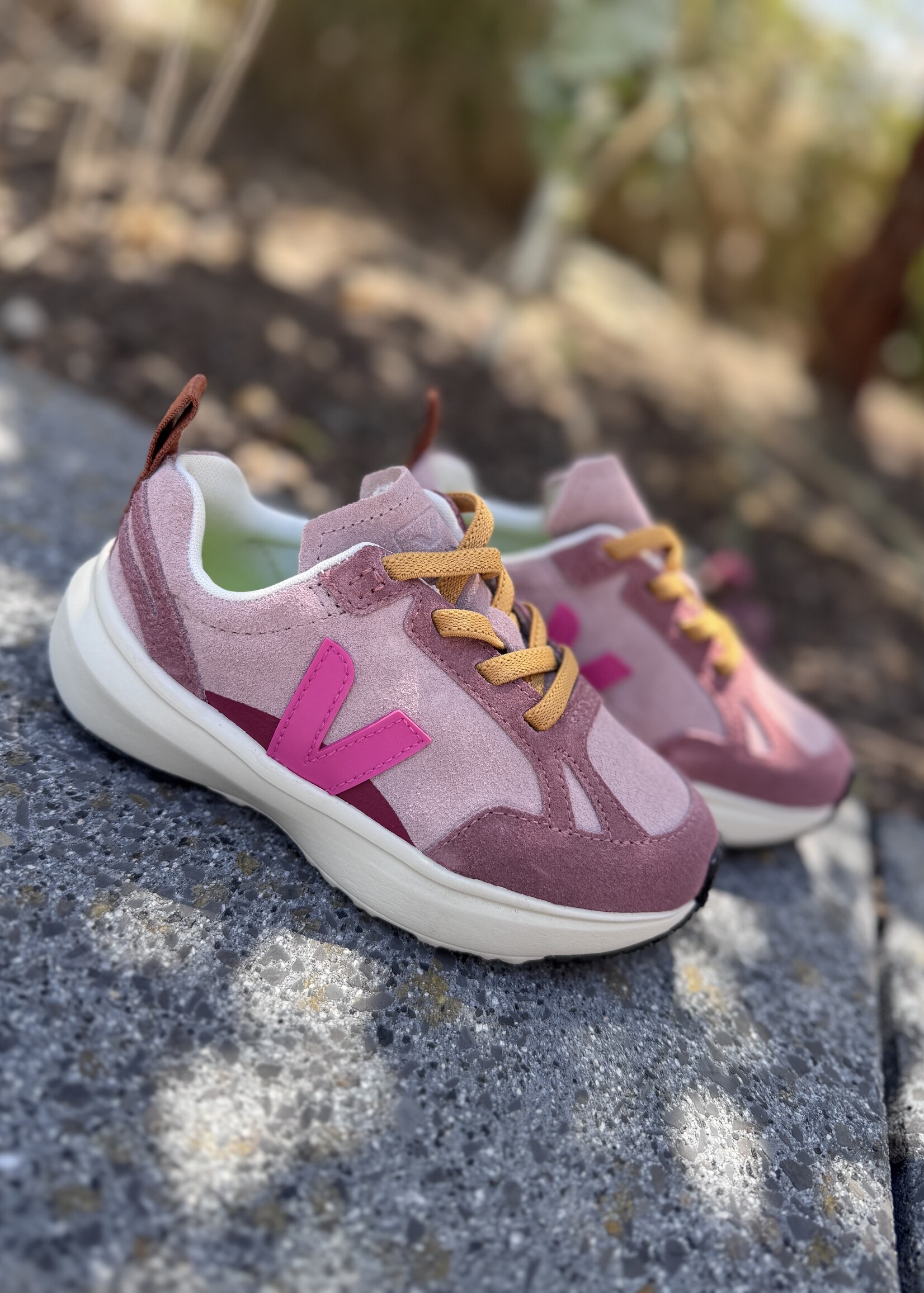 VEJA small canary light suede babe mia