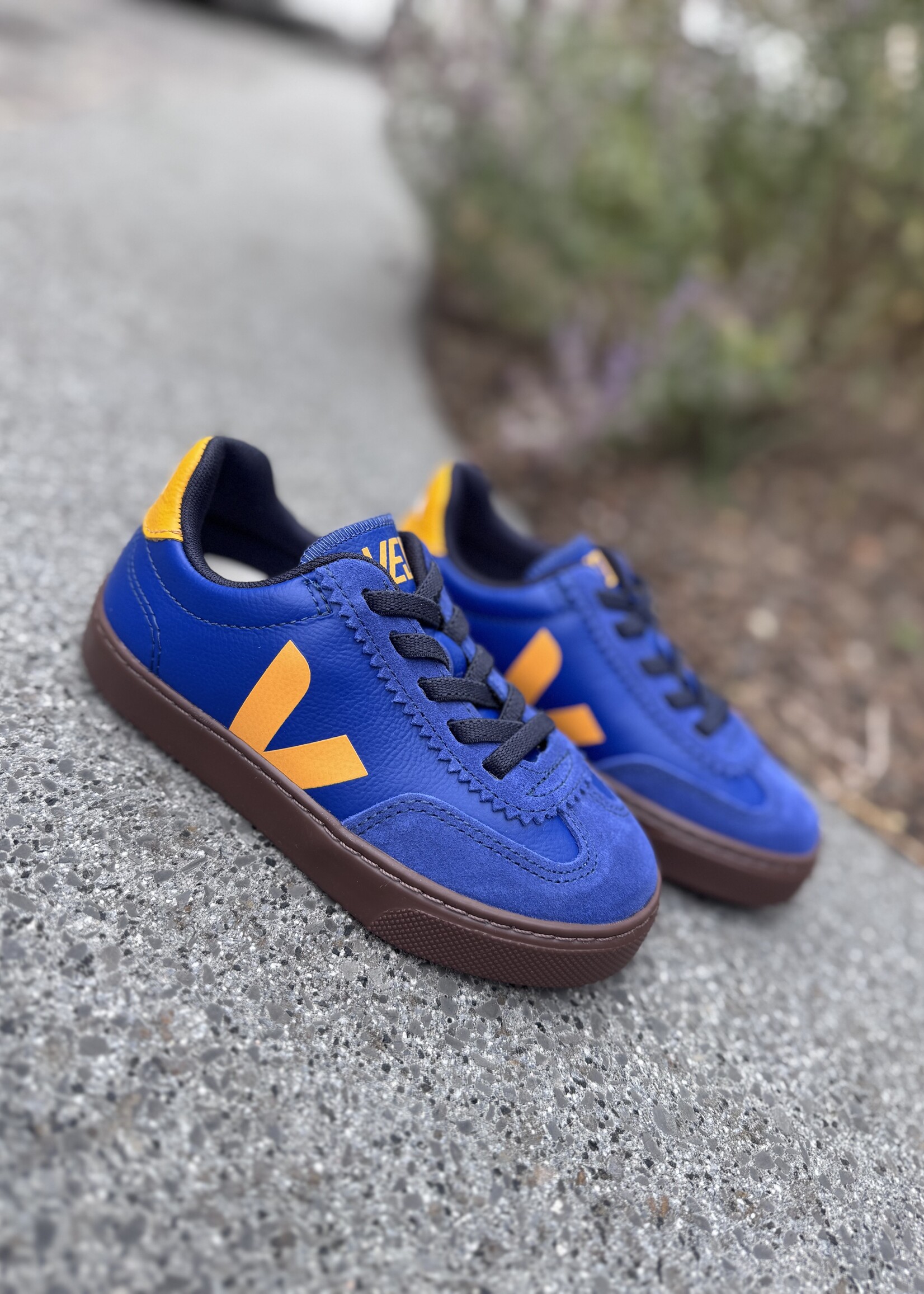 VEJA small volley atlantic ouro bark