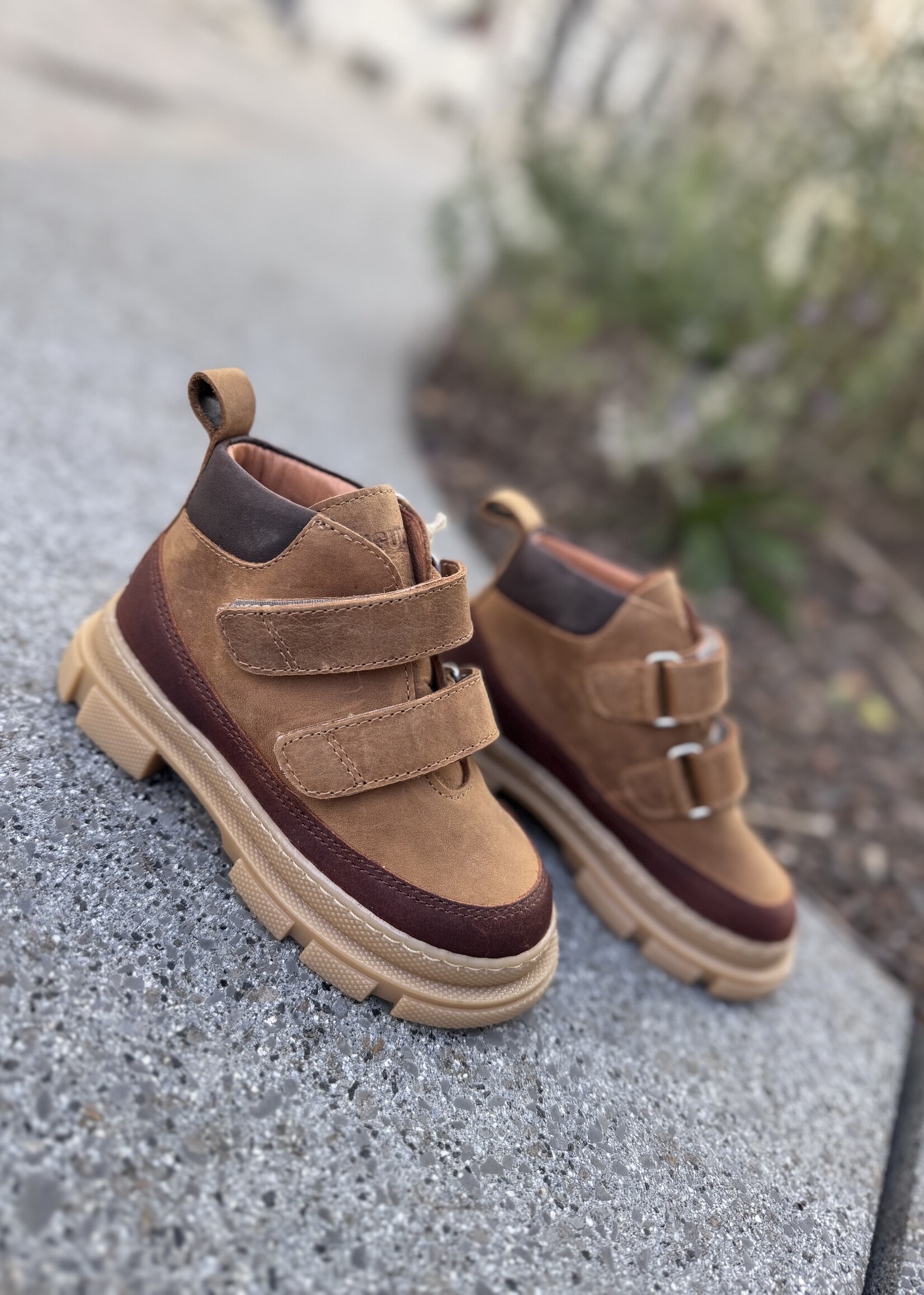 Angulus 3420-102 mid-cut sneaker velcro cognac