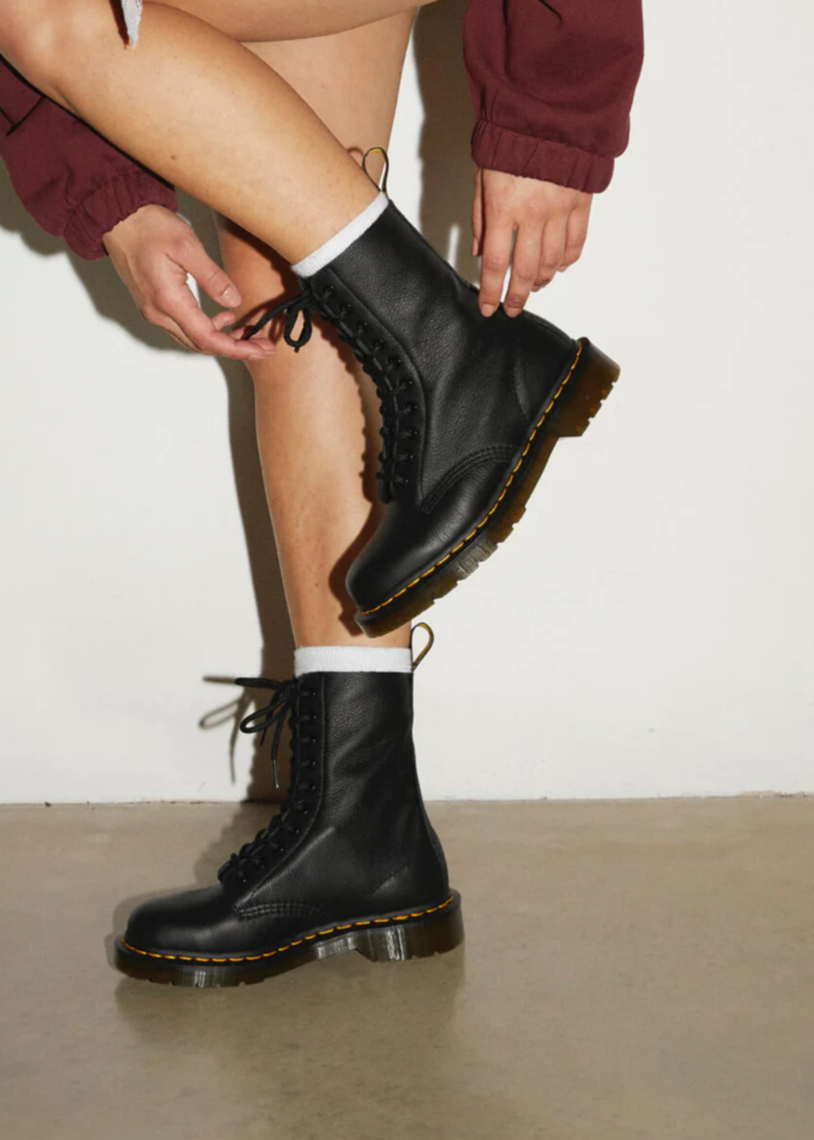 Dr Martens 1490 black viriginia