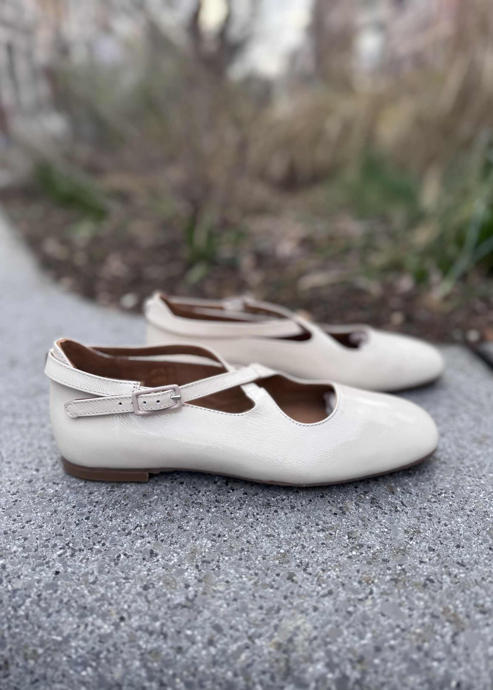 Angulus ballerina with heart and buckle buttermilk