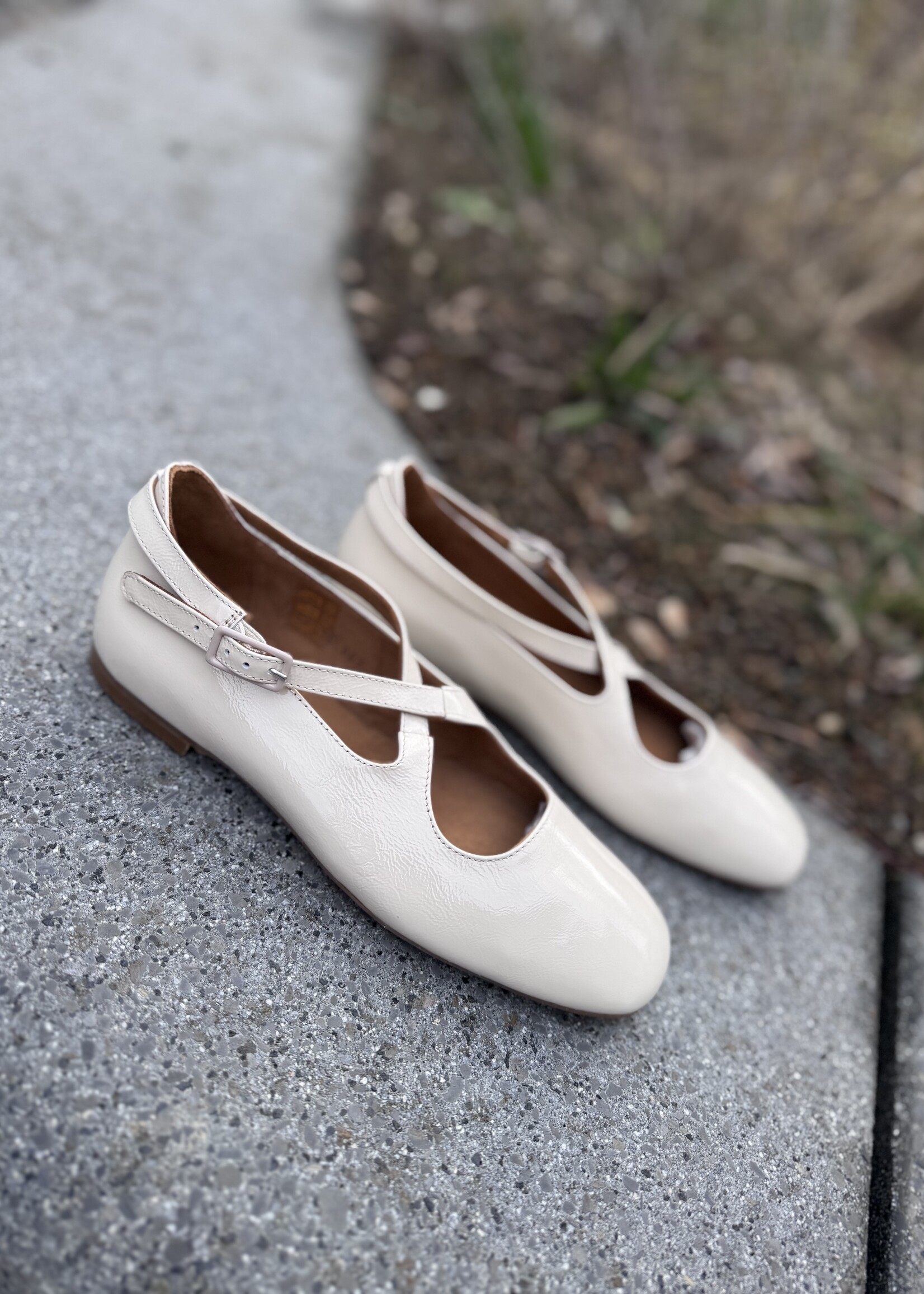 Angulus ballerina with heart and buckle buttermilk