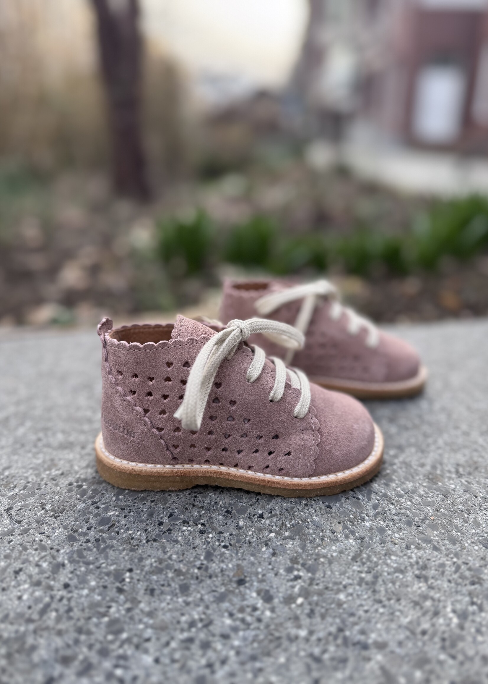 Angulus 3564-101 mid-cut shoe laces and hearts rosebud