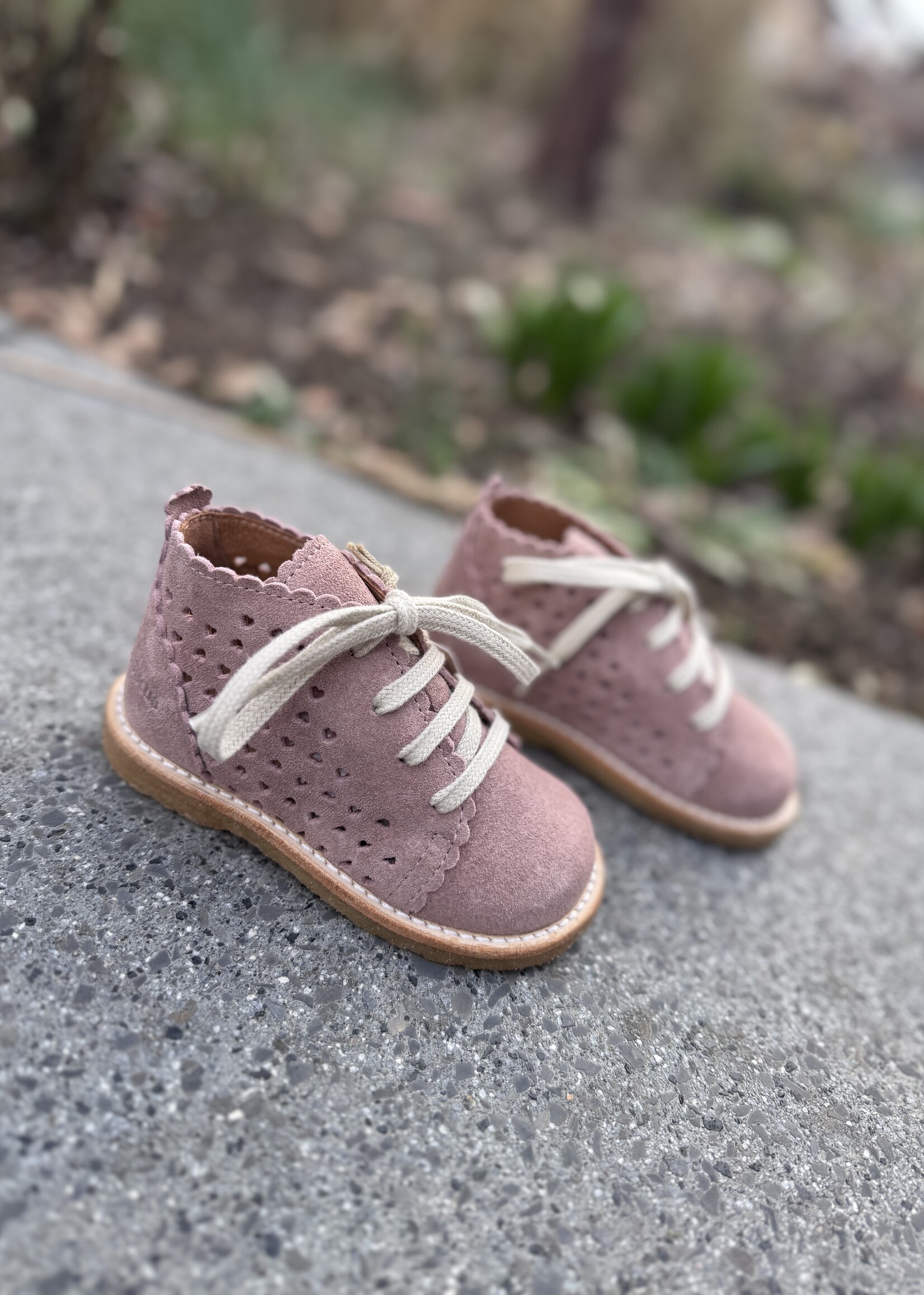 Angulus 3564-101 mid-cut shoe laces and hearts rosebud