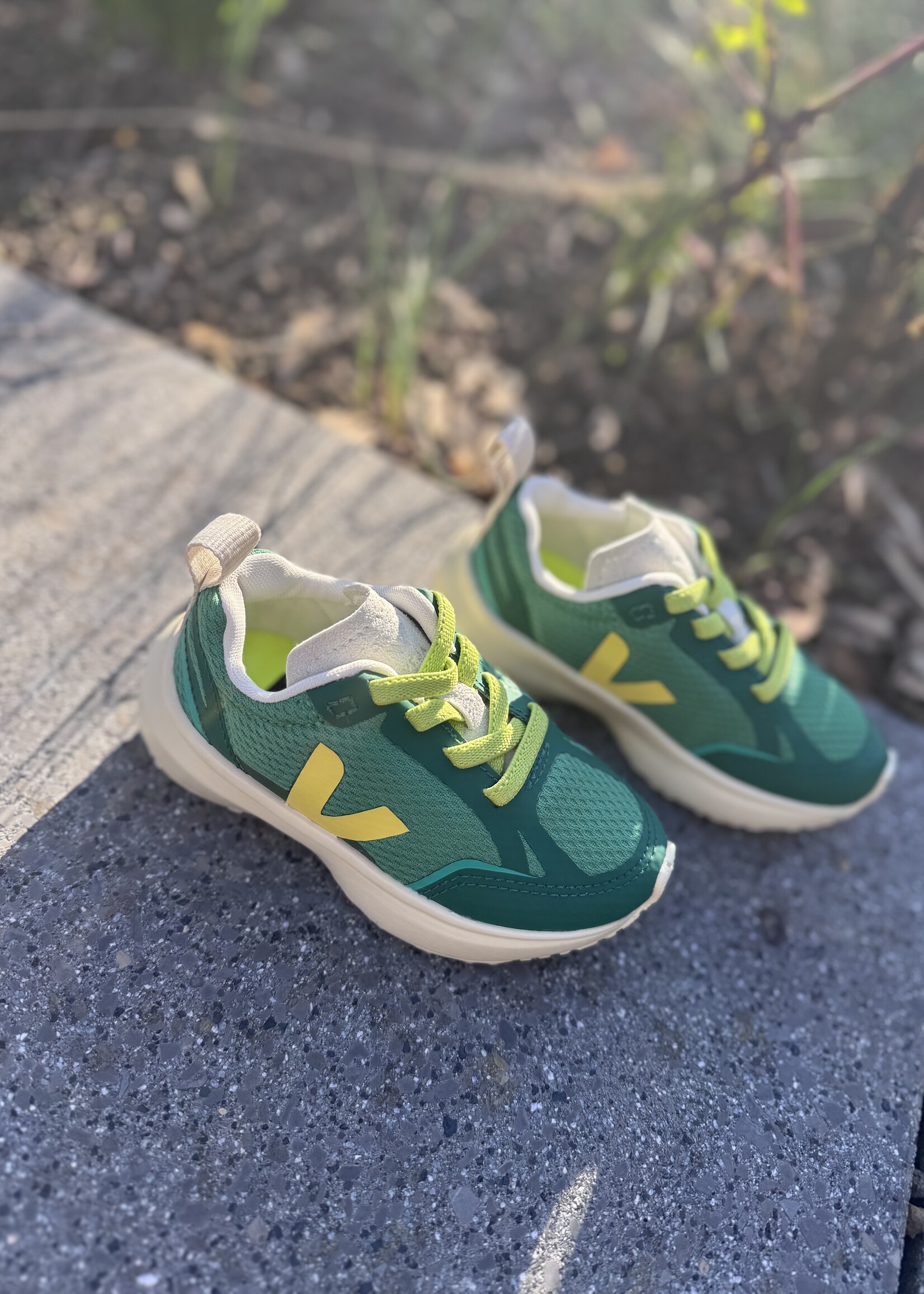 VEJA small canary light alv emeraude mimosa