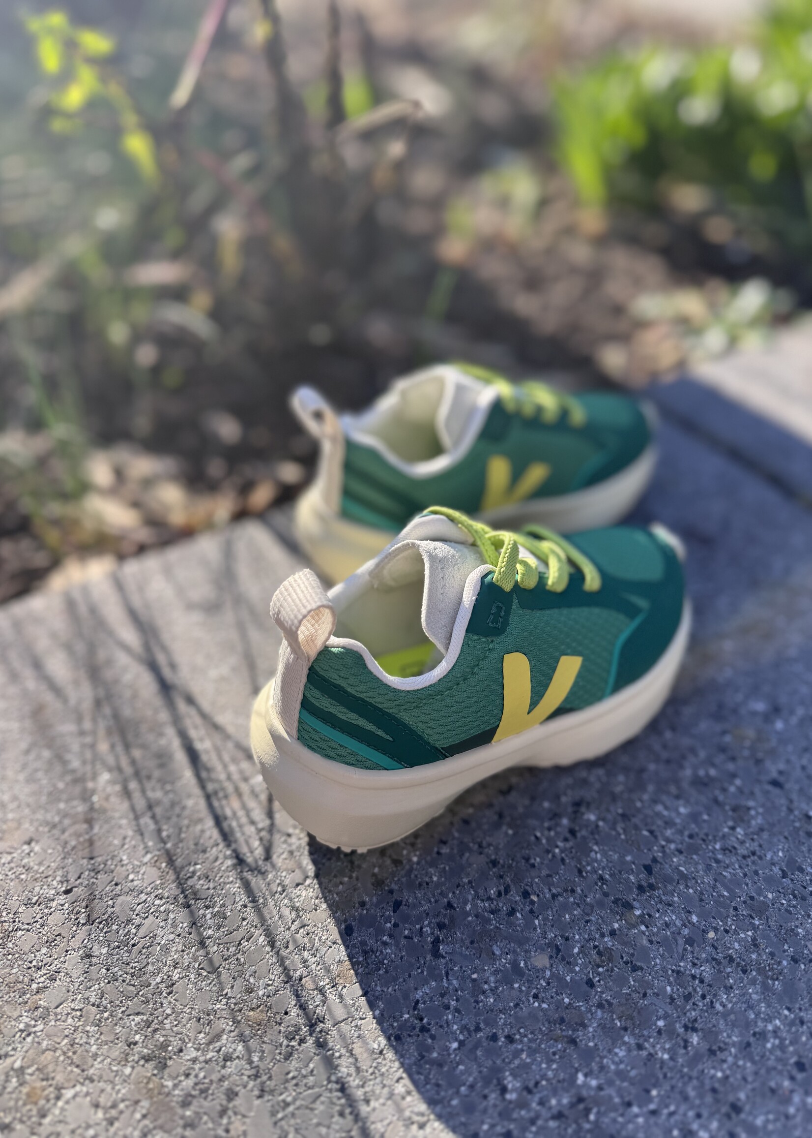 VEJA small canary light alv emeraude mimosa