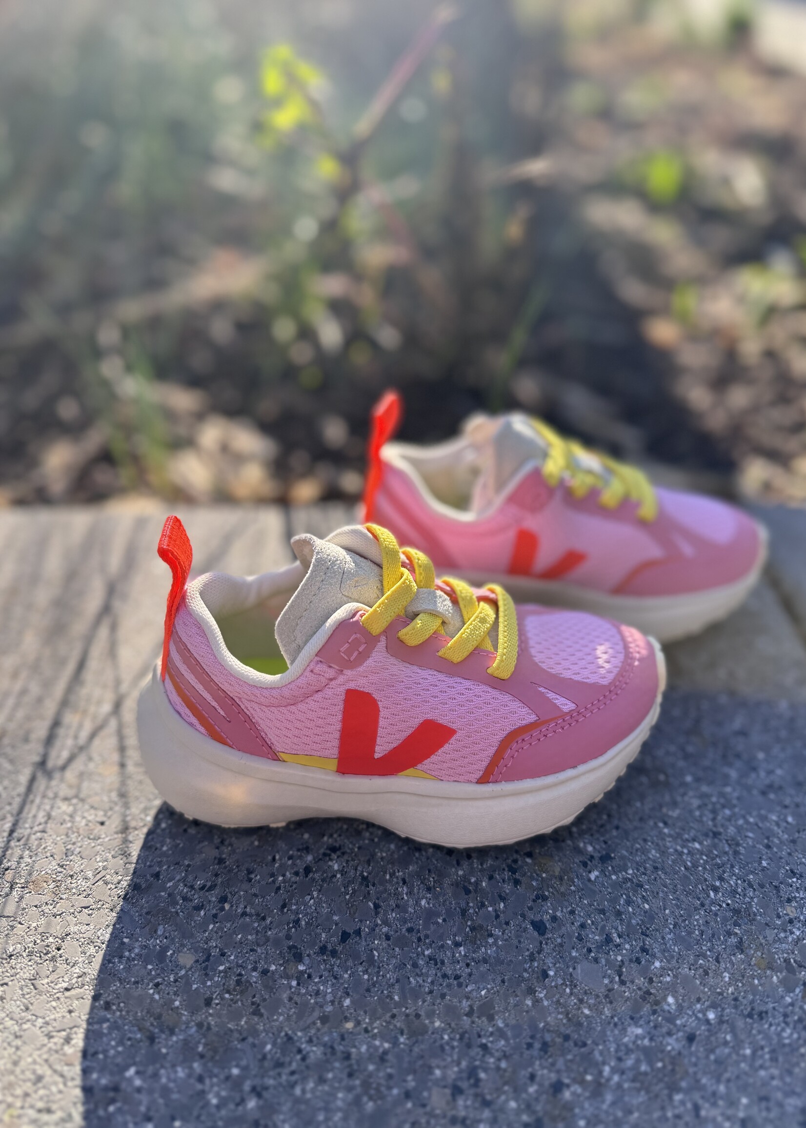 VEJA small canary light alv guimauve orange fluo mary