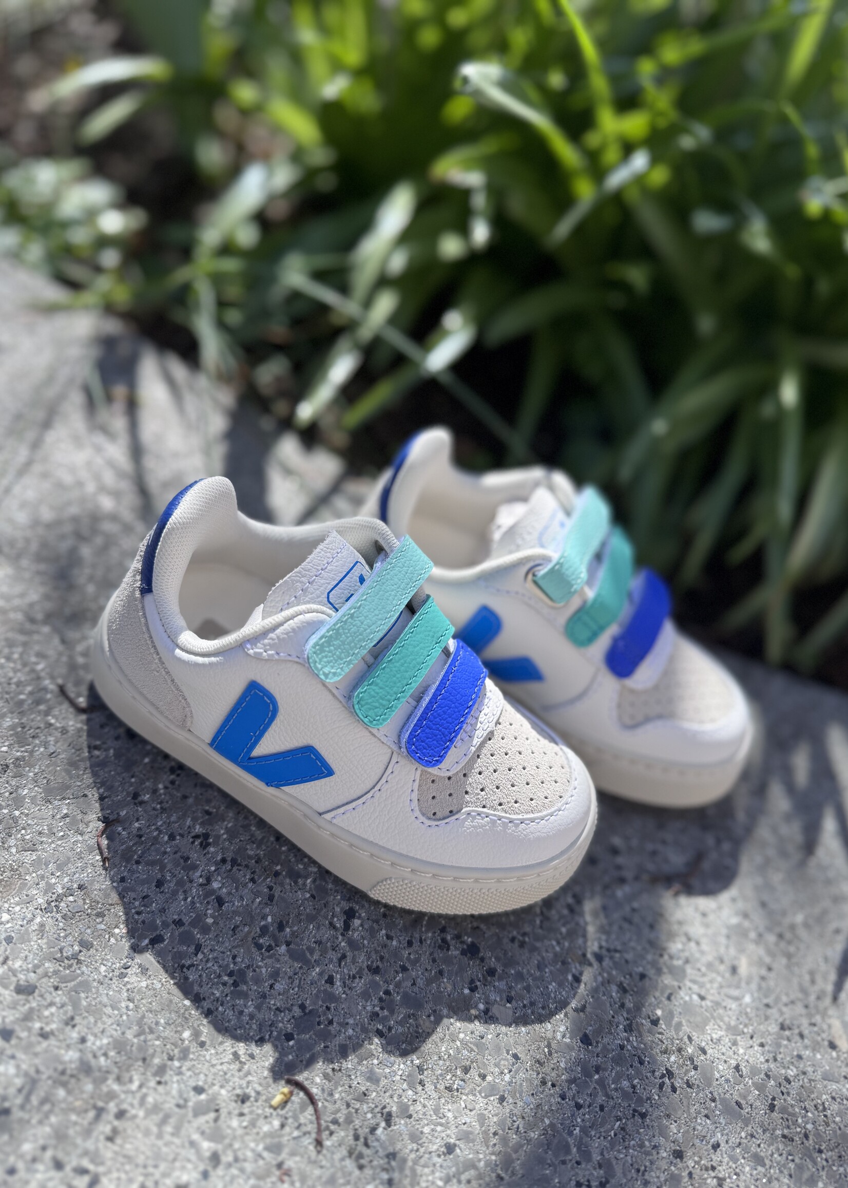 VEJA small V-10 leather white egee